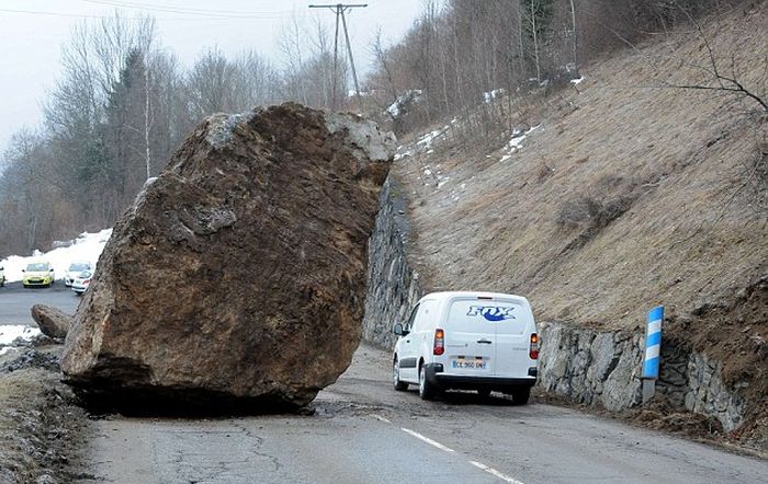 50-тонный валун преградил дорогу в горах Франции (5 фото)