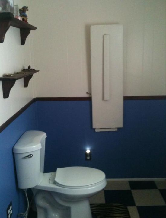 Необычное приспособление в туалете (2 фото)