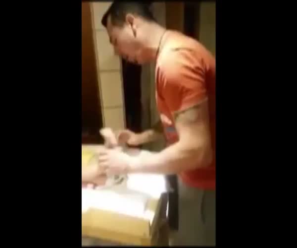 Отец впервые меняет подгузник