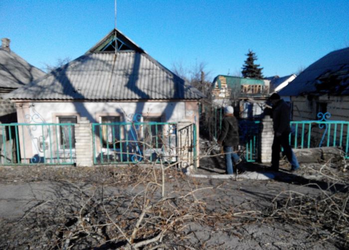 Житель Донбасса оценивает ущерб (34 фото)