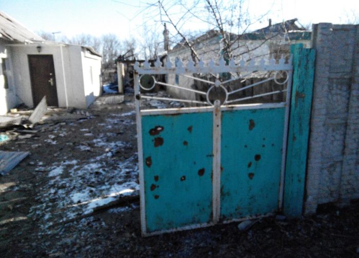 Житель Донбасса оценивает ущерб (34 фото)