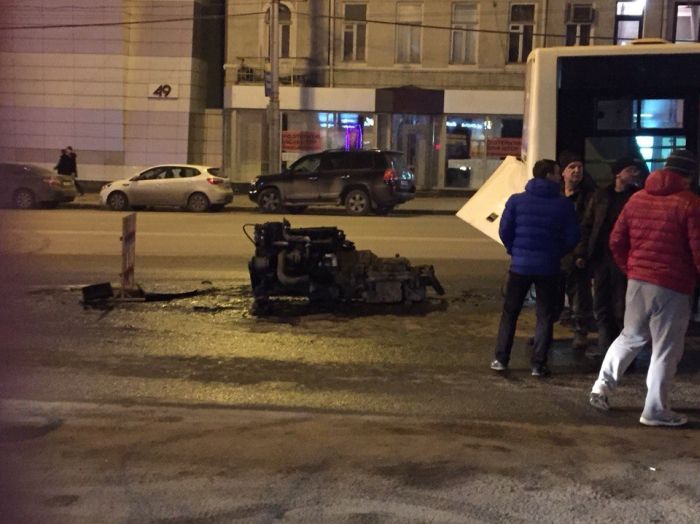 В Ростове-на-Дону из городского автобуса вывалился и загорелся мотор (5 фото)