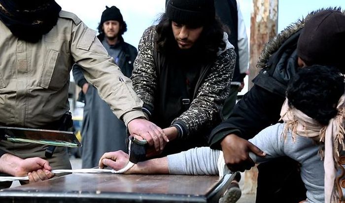 В «Исламском государстве» вору прилюдно отрубили руку (5 фото)
