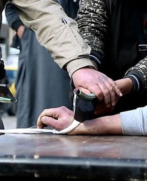 В «Исламском государстве» вору прилюдно отрубили руку (5 фото)