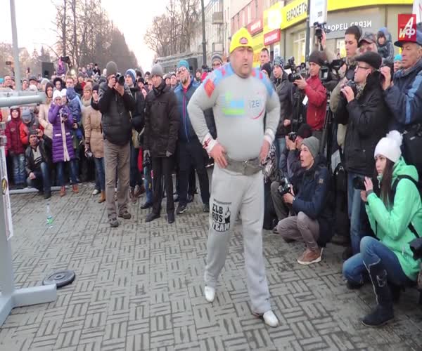 Челябинский спортсмен поднял 700-килограммового верблюда
