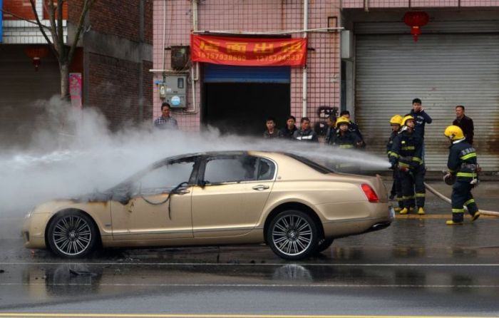 Китайские страховщики отказались платить за сгоревший Bentley (6 фото)