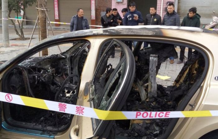 Китайские страховщики отказались платить за сгоревший Bentley (6 фото)