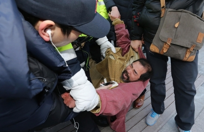 Вооруженный бритвой мужчина ранил американского посла в Южной Корее Марка Липперта (8 фото + видео)