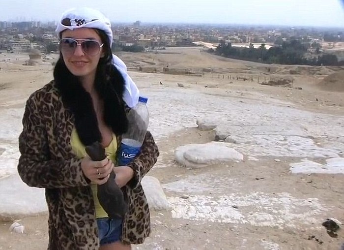 Эротический видеоролик на фоне египетских пирамид стал причиной громкого скандала. НЮ (9 фото)