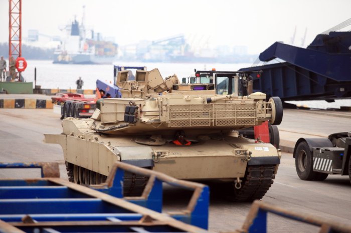 В Латвию прибыли американские военнослужащие и военная техника (11 фото)
