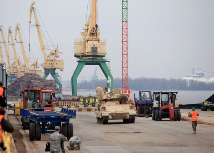 В Латвию прибыли американские военнослужащие и военная техника (11 фото)