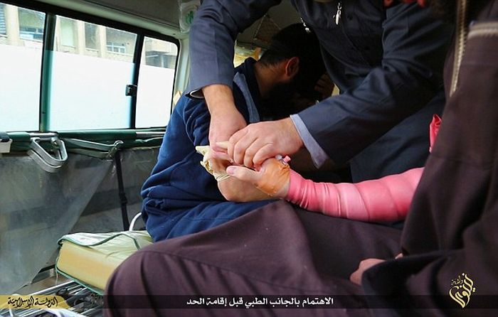 Боевики ИГИЛа вновь отрубили руку вору (8 фото)