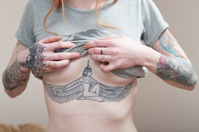 Поклонница Рианны покрыла свое тело тематическими татуировками (5 фото)