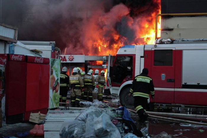 В результате пожара в казанском ТЦ «Адмирал» погибли и пострадали люди (11 фото + 2 видео)