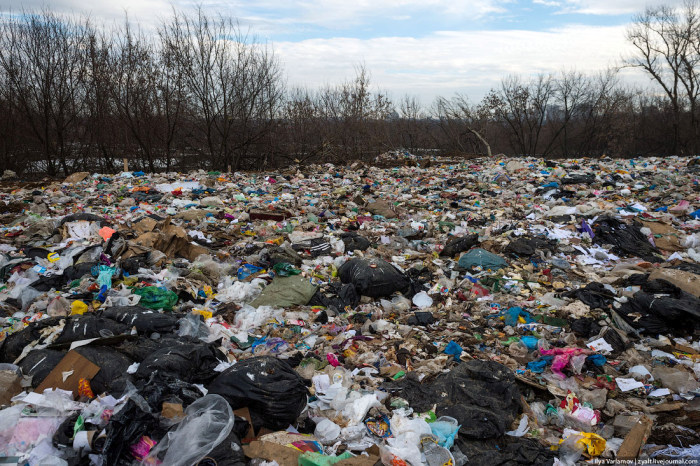 Нелегальная свалка бытовых отходов в Москве (27 фото)