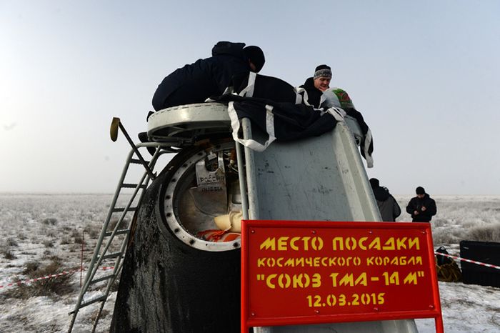 В казахстанской степи приземлились космонавты МКС (5 фото)