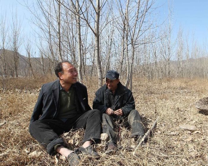 Дуэт китайских инвалидов посадил более 10 000 деревьев (7 фото)