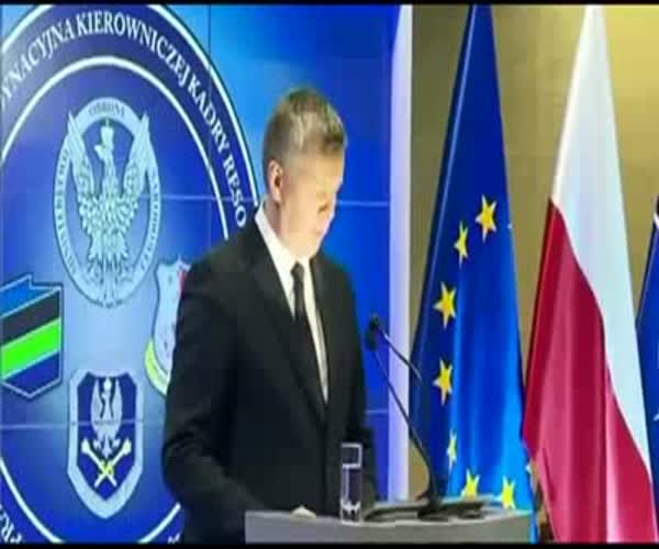 Польский министр использует лампочку вместо микрофона