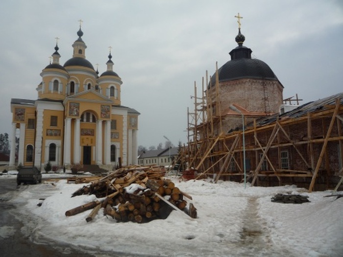 Из-за реставрации монастыря люди вынуждены бороться за собственные дома (12 фото)