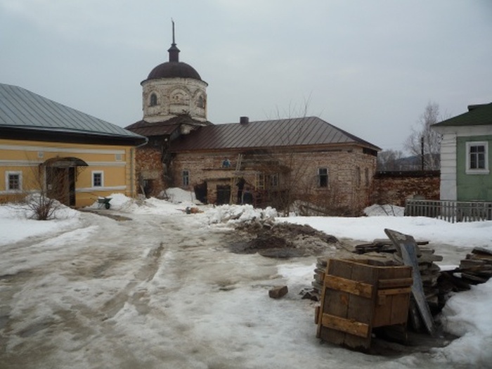 Из-за реставрации монастыря люди вынуждены бороться за собственные дома (12 фото)
