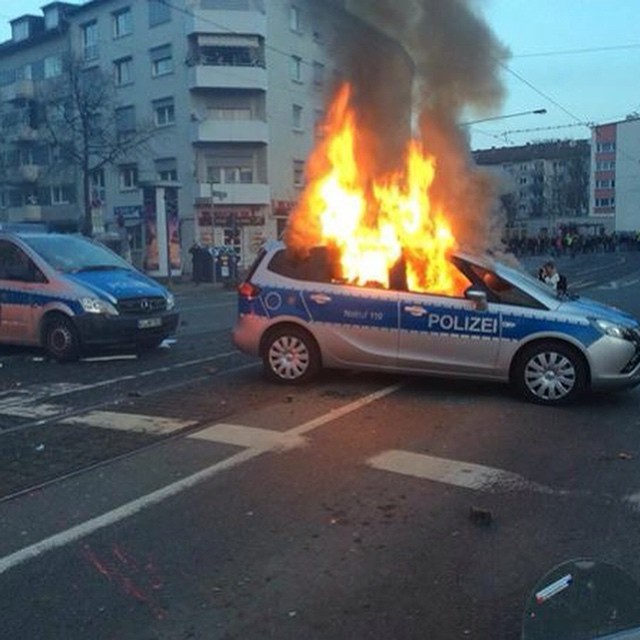 Во Франкфурте-на-Майне прошли стычки между полицией и участниками протестной акции (20 фото)