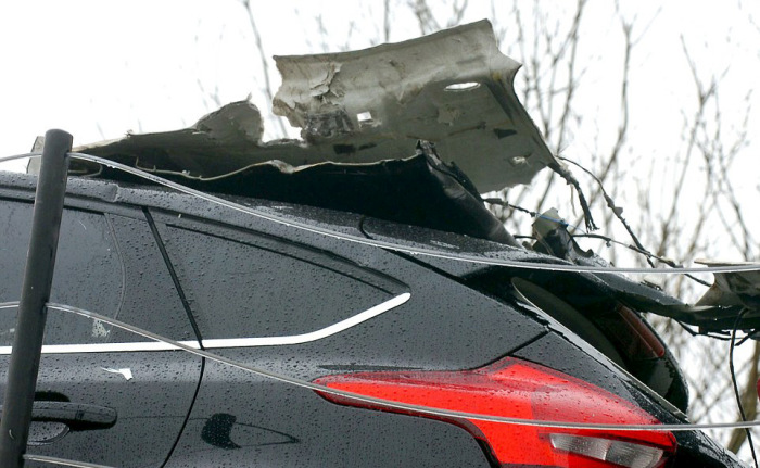 В стремлении срезать путь, водитель автотрала повредил новые автомобили (7 фото)