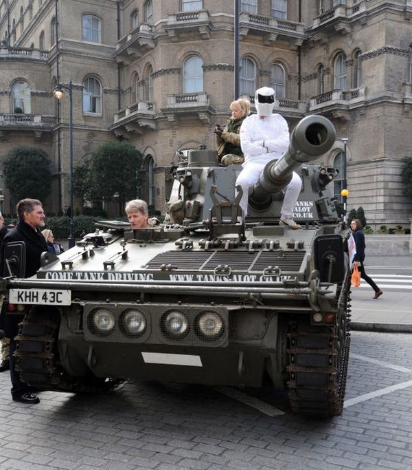 К штаб-квартире BBC подогнали танк и передали миллион подписей в поддержку Джереми Кларксона (5 фото + видео)