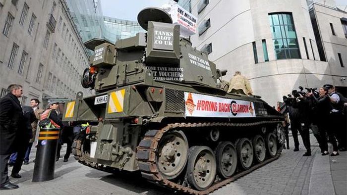 К штаб-квартире BBC подогнали танк и передали миллион подписей в поддержку Джереми Кларксона (5 фото + видео)