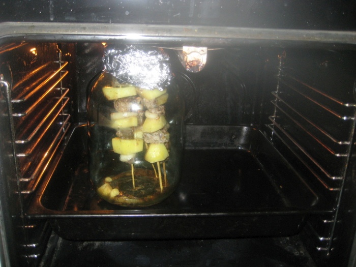 Как приготовить шашлык в трехлитровой банке и духовке (4 фото)