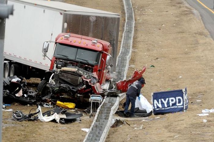 В Нью-Йорке выпившие полицейские попали в серьезное ДТП, есть погибшие (5 фото)