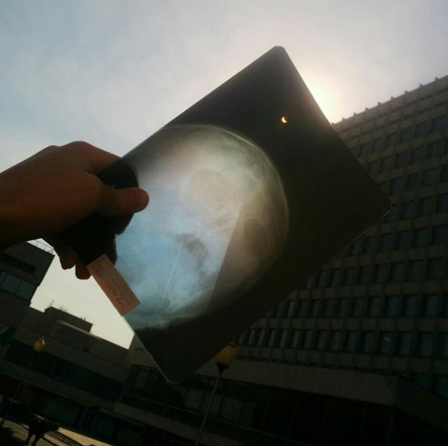 Через что россияне наблюдали солнечное затмение (19 фото)
