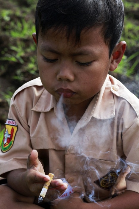 Малолетний курильщик со стажем из Индонезии (10 фото)