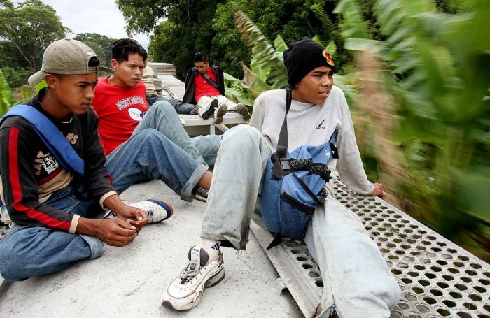 Опасное путешествие нелегальных мигрантов (15 фото)