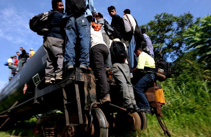 Опасное путешествие нелегальных мигрантов (15 фото)