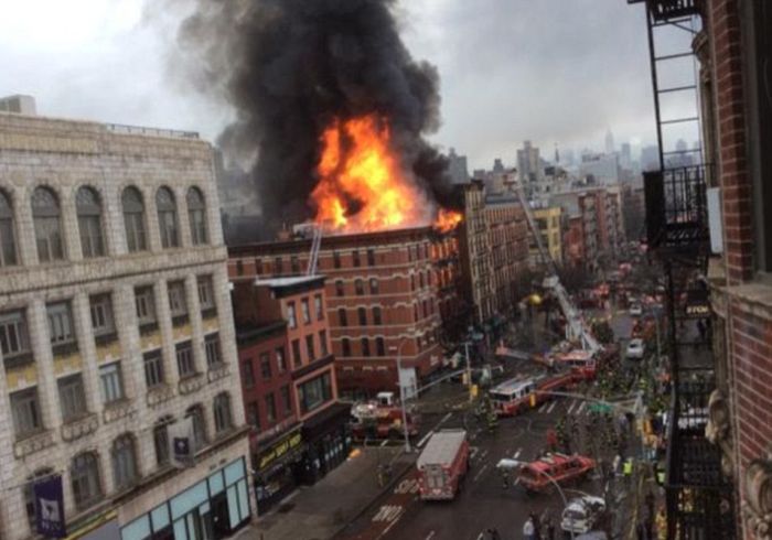 В Нью-Йорке пожарные борются с крупным пожаром 7-й степени (8 фото + видео)