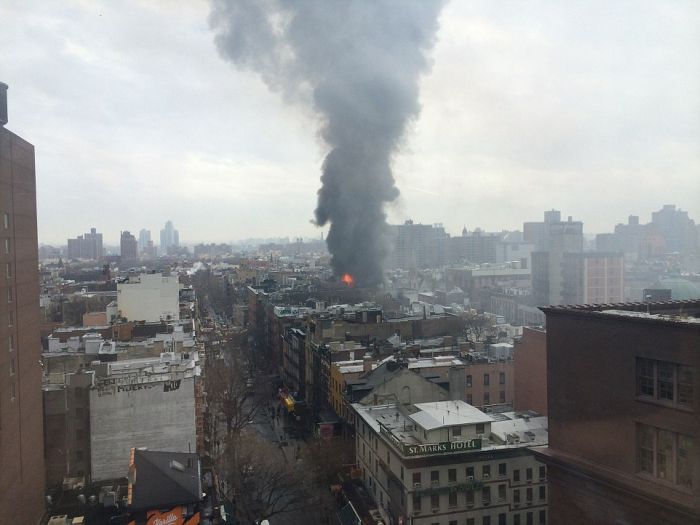 В Нью-Йорке пожарные борются с крупным пожаром 7-й степени (8 фото + видео)