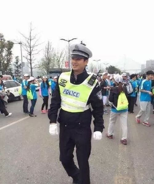 В Китае симпатичный полицейский сорвал марафон (9 фото)