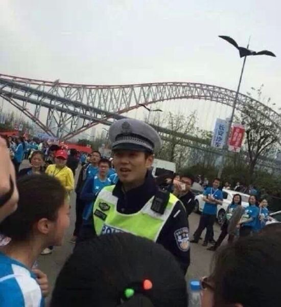 В Китае симпатичный полицейский сорвал марафон (9 фото)