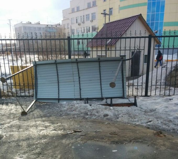 В Якутске устраняют последствия сильного ветра (18 фото)