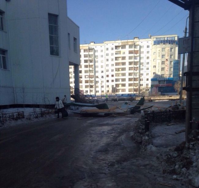 В Якутске устраняют последствия сильного ветра (18 фото)