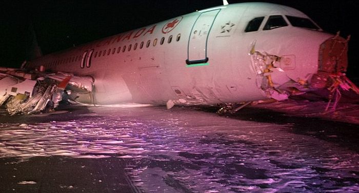 В канадском Галифаксе жесткую посадку совершил авиалайнер Airbus А320 (6 фото)
