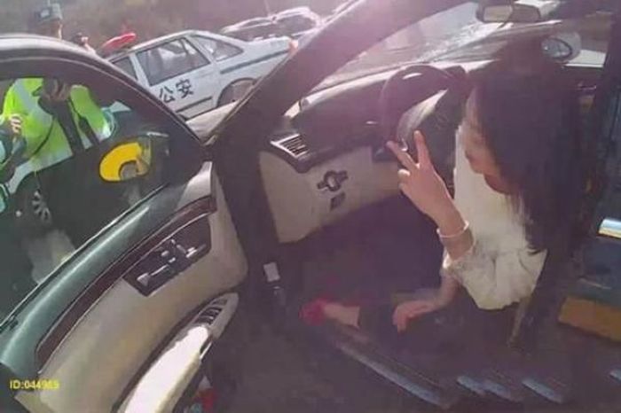 Пьяная китаянка угодила в ДТП, после чего начала позировать полицейским (6 фото)