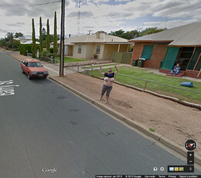 Жительница Австралии стала известной благодаря обнаженной груди на панорамах Google Street View. НЮ (4 фото)