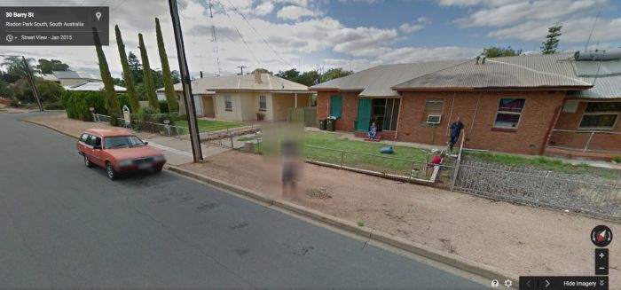 Жительница Австралии стала известной благодаря обнаженной груди на панорамах Google Street View. НЮ (4 фото)