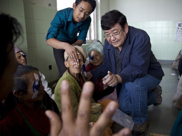 Офтальмолог из Непала помогает вернуть зрение малоимущим людям (3 фото)