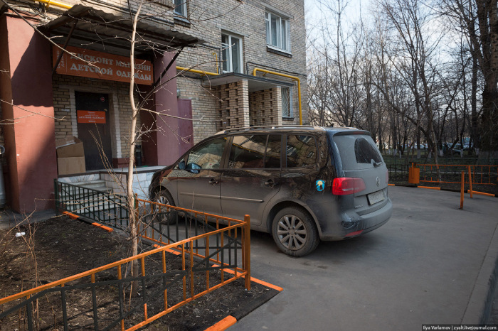 В Москве появляются ограды и бордюры, выполненные в цветах георгиевской ленточки (5 фото)