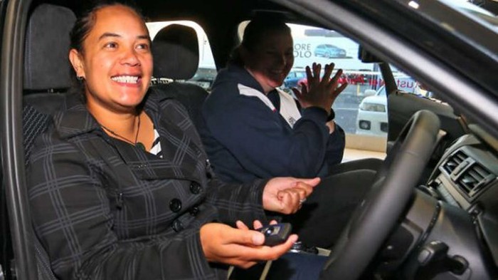 За веру в первоапрельский розыгрыш женщина получила новый автомобиль BMW (3 фото + видео)