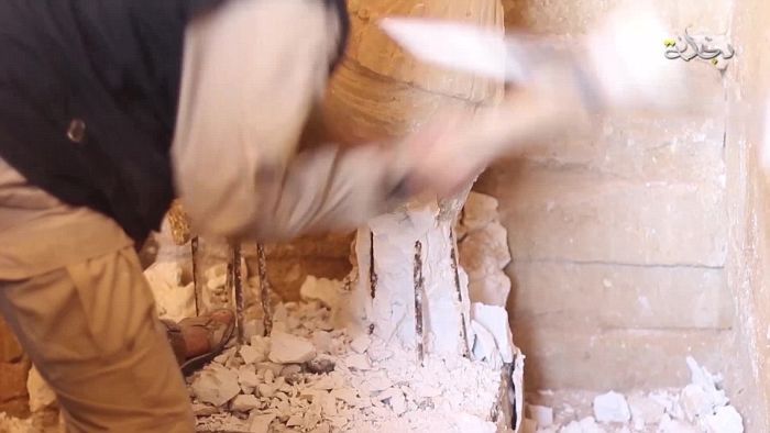 Боевики ИГИЛа опубликовали фото сноса древних памятников архитектуры (14 фото)