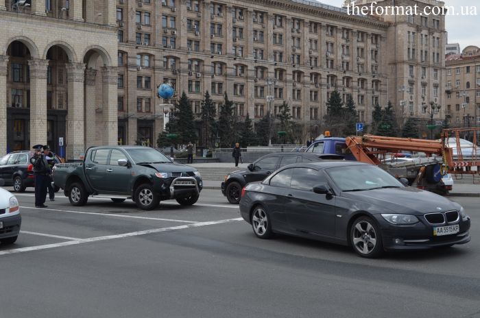 В Киеве бойцы батальона «Азов» врезались в бронированное BMW Алексея Порошенко (3 фото + видео)