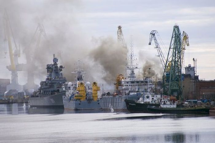 В Северодвинске атомную подлодку «Орел» затопят для тушения пожара (4 фото + 2 видео)